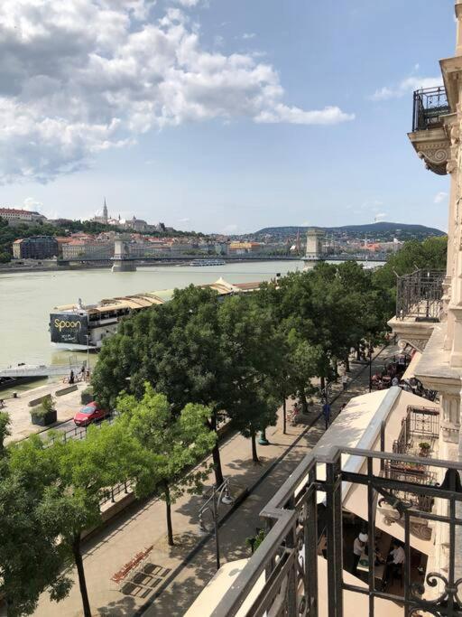 Baroque Danube Panorama Red Lejlighed